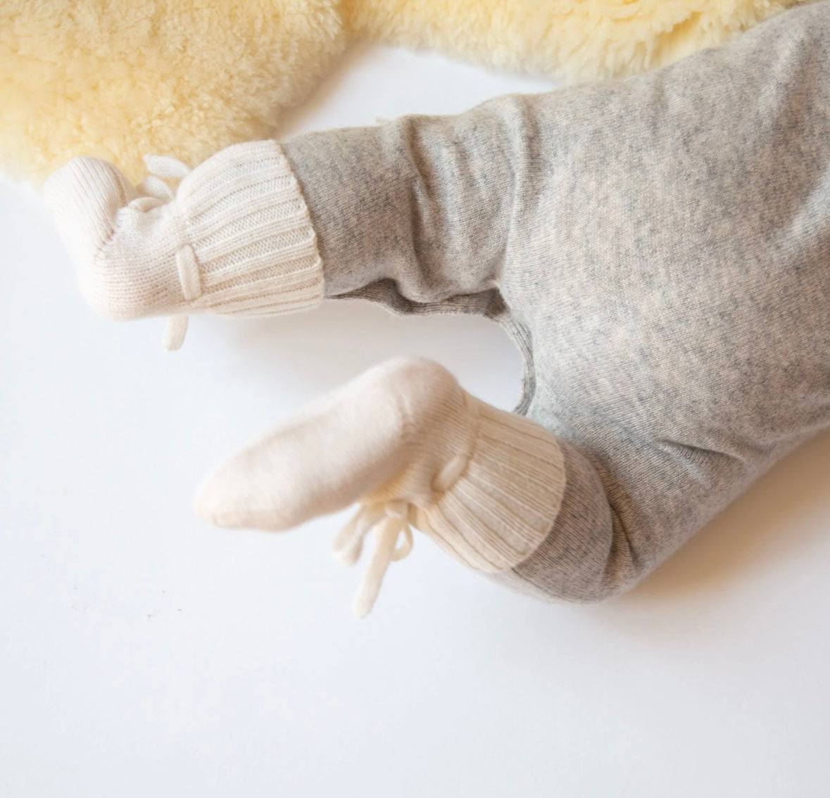 Baby-Söckchen Mimi von Papa Lobster, 0-6 Monate aus 100% Kaschmir, Farbe: beige melange