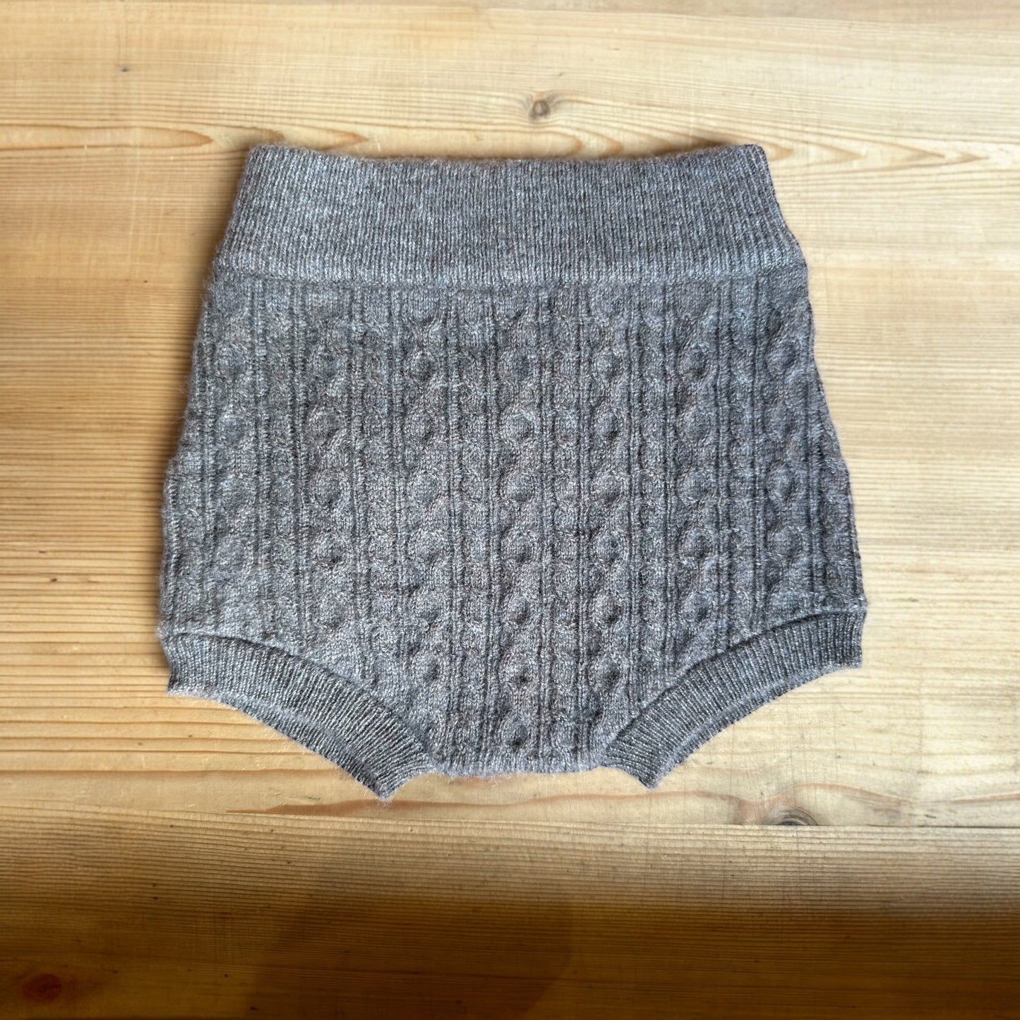 Shorts „Fritzi“ von Papa Lobster, 0-12 Monate aus 100% Kaschmir, Farbe: Chocolate