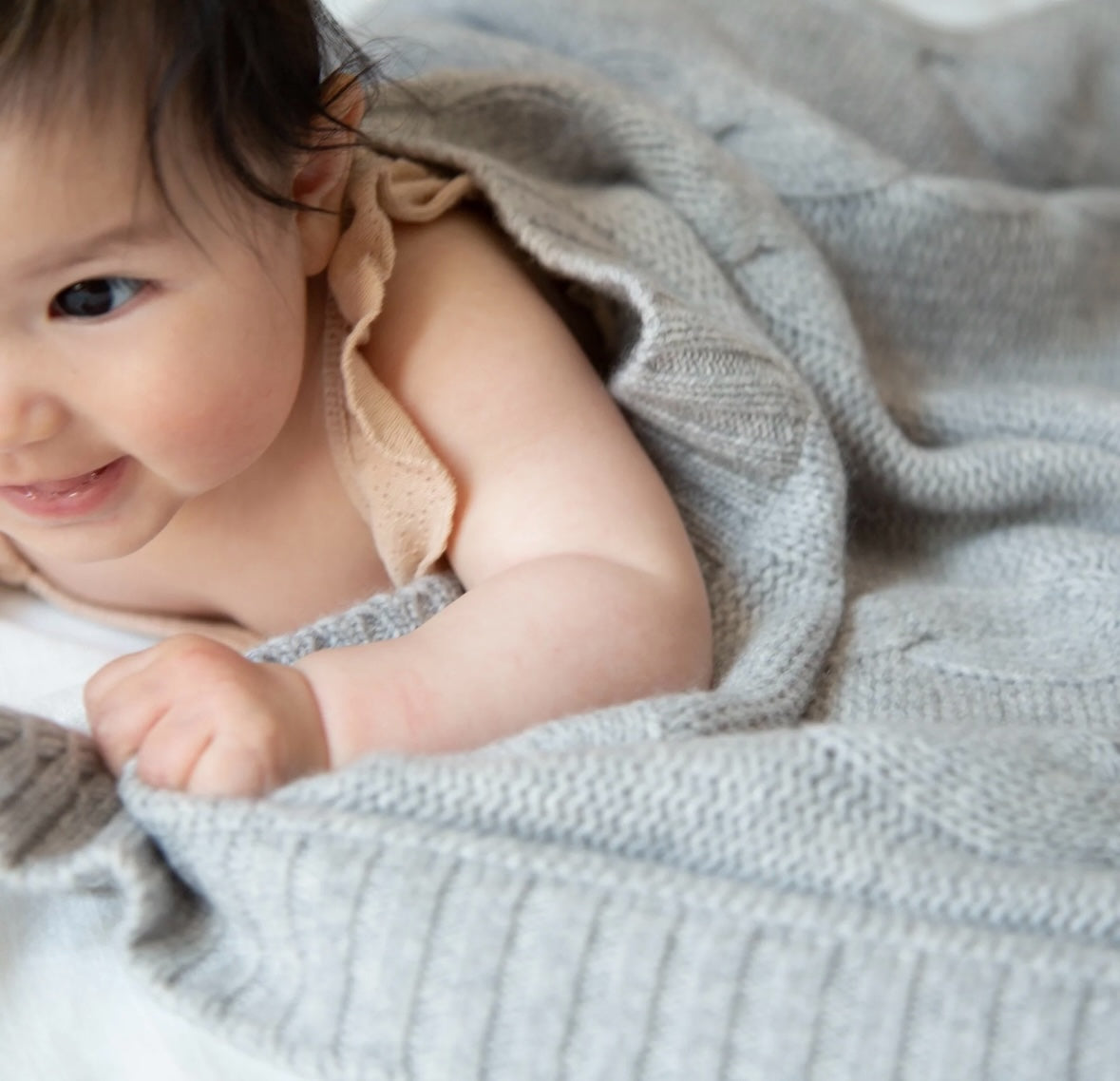 Babydecke mit Zopfmuster von Papa Lobster aus 100% Kaschmir, Farbe: light grey melange