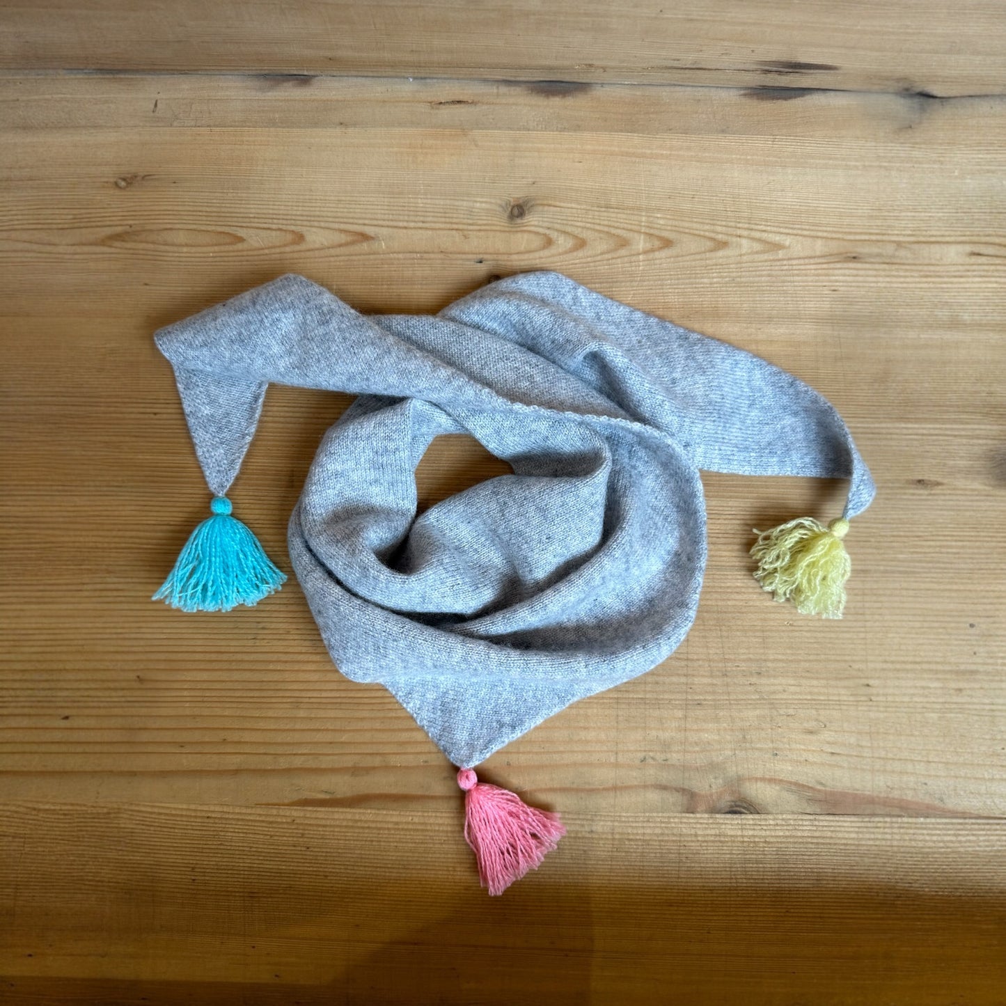 Dreieckstuch von Papa Lobster, Gr. 1+2 aus 100% Kaschmir, Farbe: light grey melange