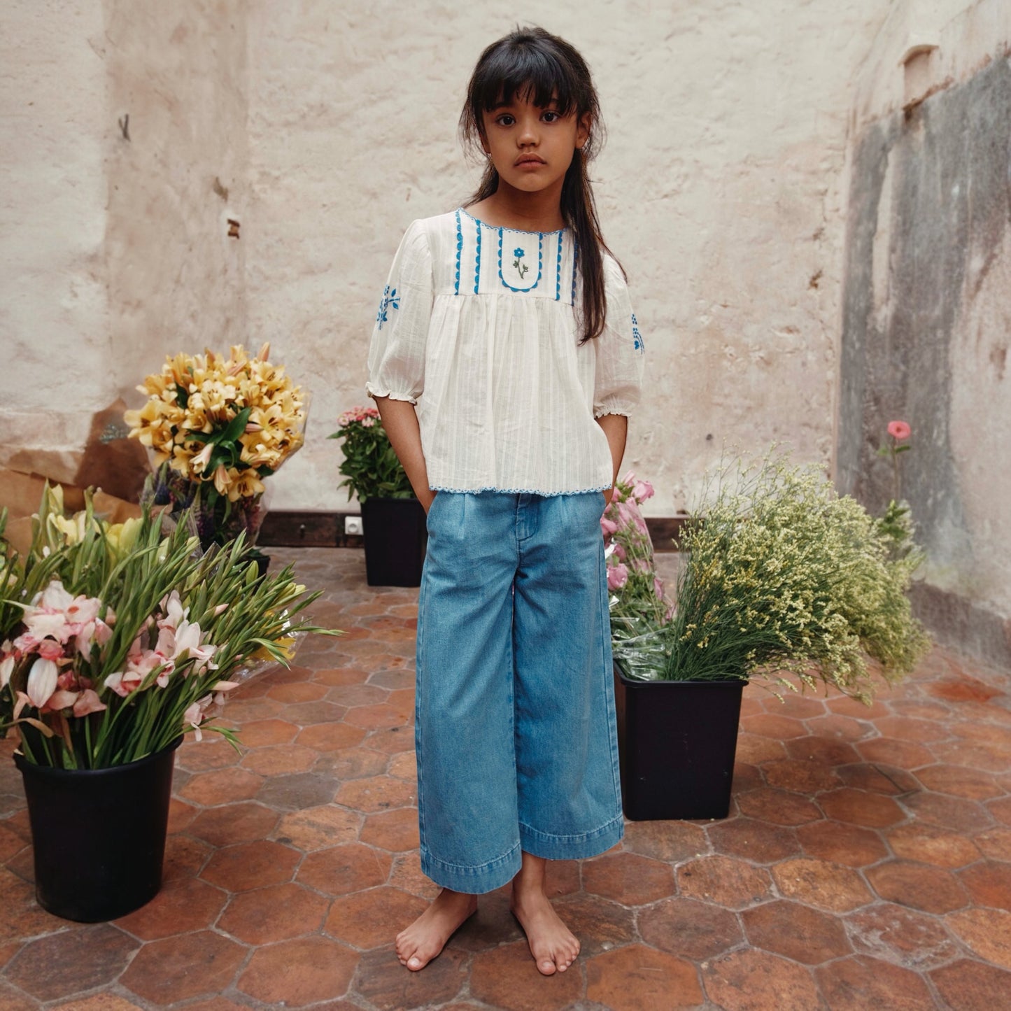 Jeans mit Blumenstickerei in der Tasche von Emilie et Ida, Gr. 3-10 Jahre