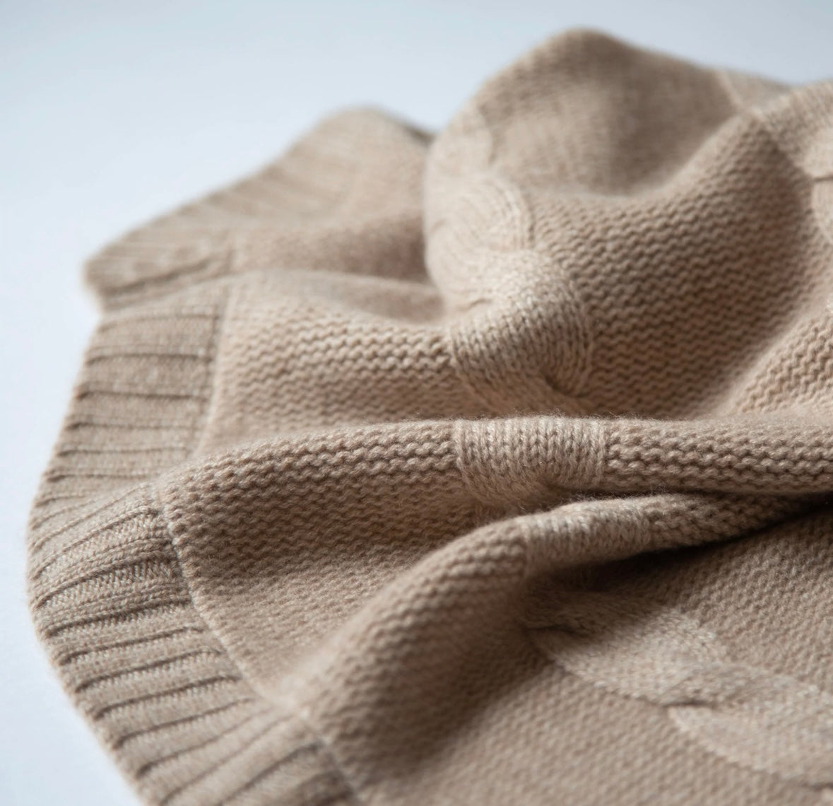 Babydecke von Papa Lobster mit Zopfmuster aus 100% Kaschmir, Farbe: beige melange