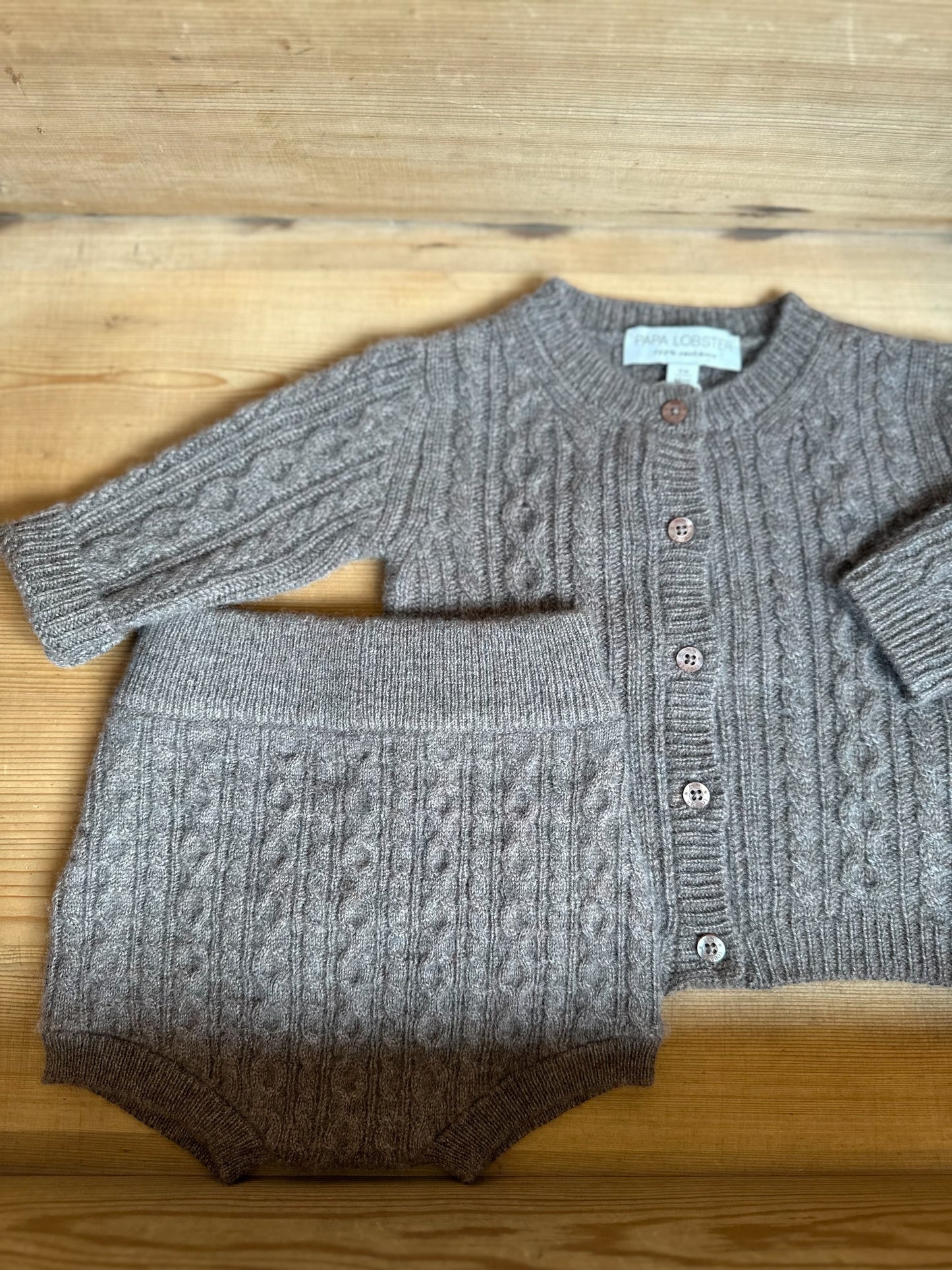 Shorts „Fritzi“ von Papa Lobster, 0-12 Monate aus 100% Kaschmir, Farbe: Chocolate