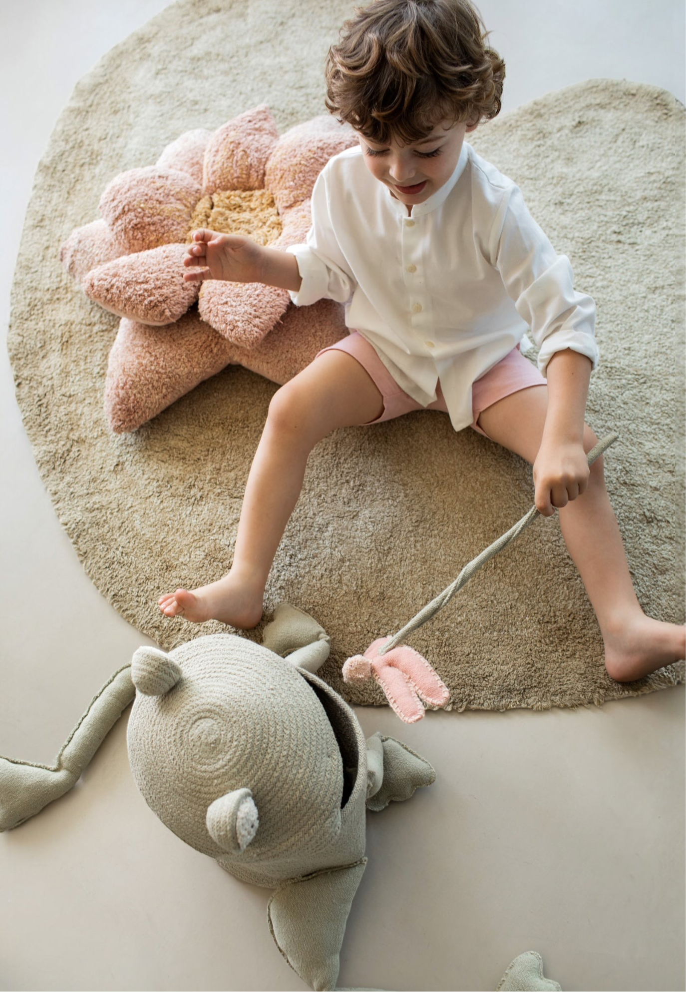 Waschbarer Teppich Lillie mit Kissen von Lorena Canals