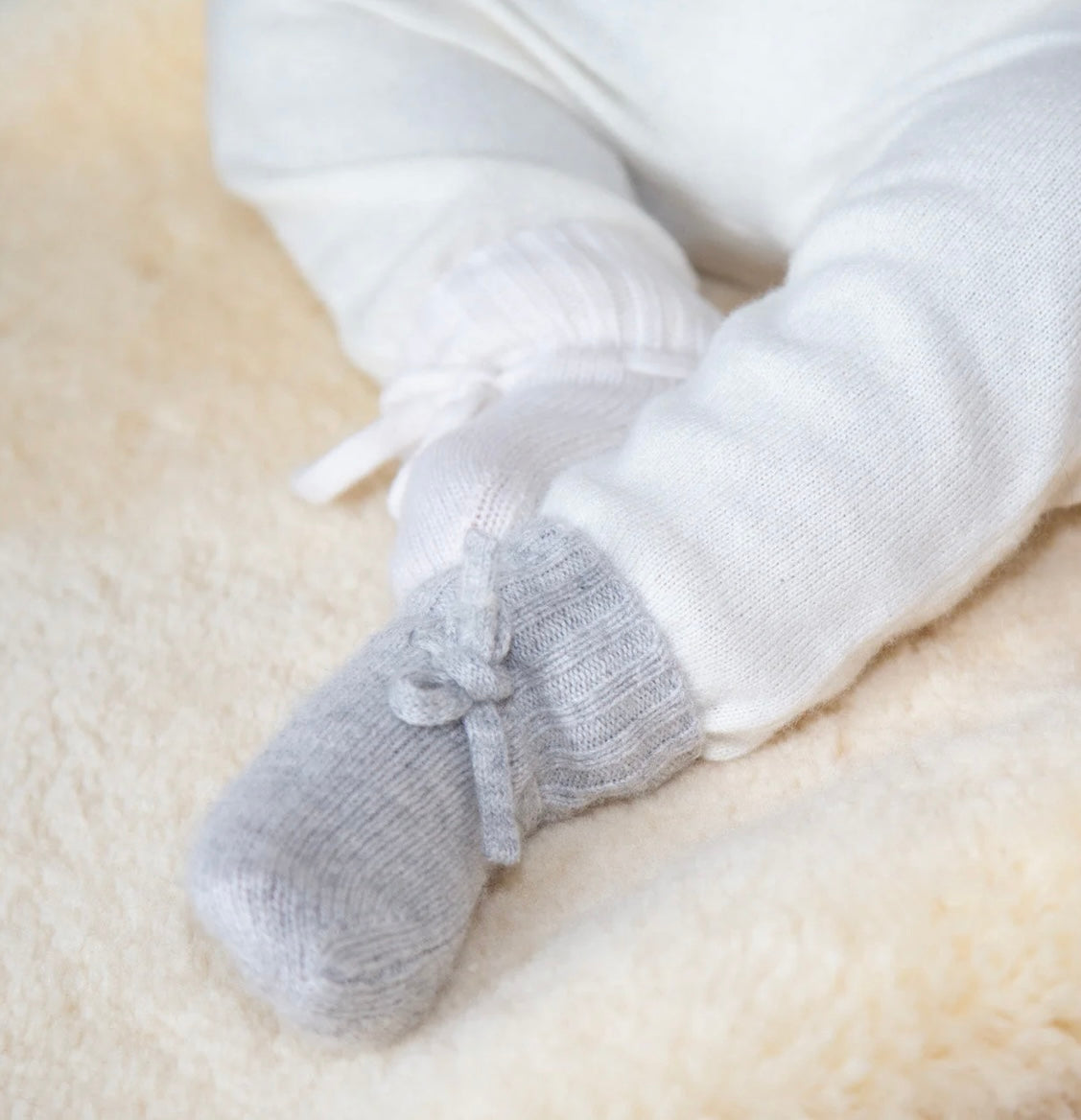 Baby-Söckchen Mimi von Papa Lobster, 0-6 Monate aus 100% Kaschmir, Farbe: light grey melange