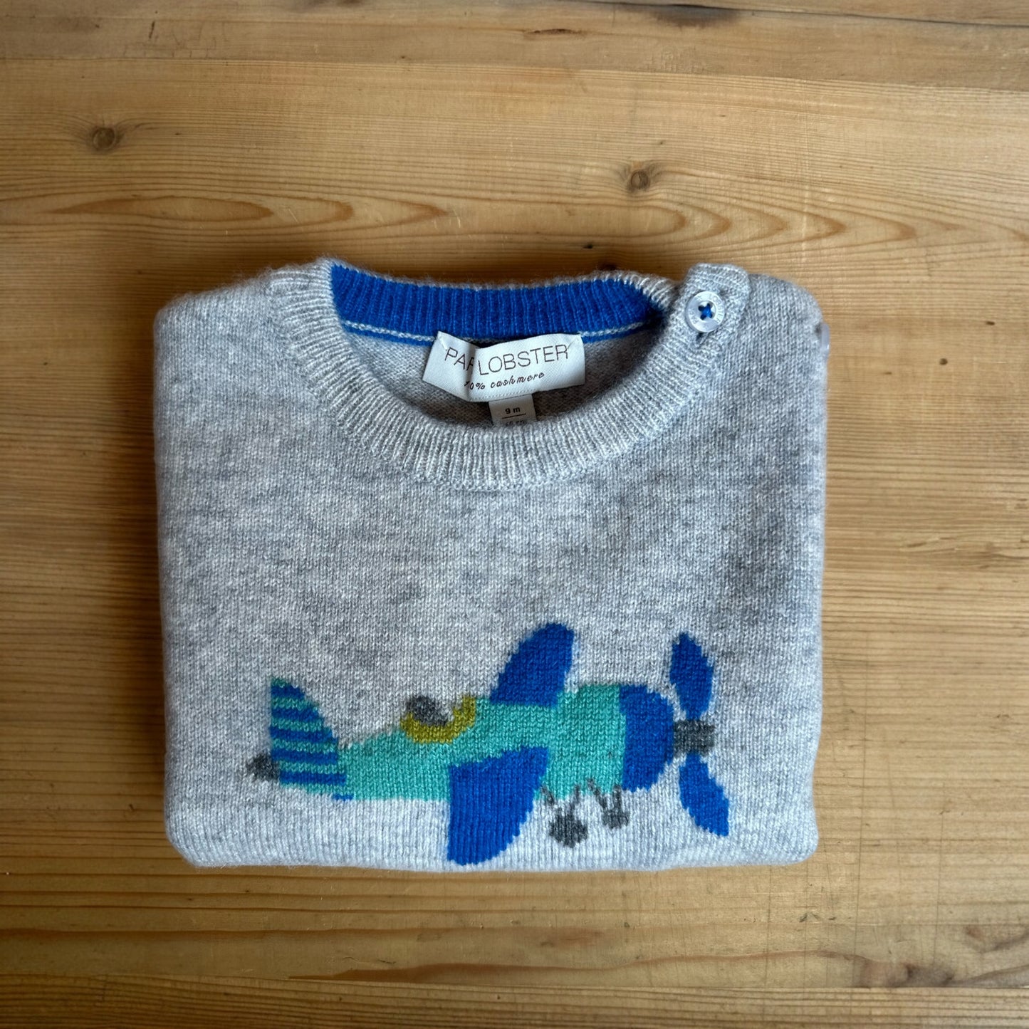 Pullover „Plane“ von Papa Lobster, 0-24 Monate aus 100% Kaschmir, Farbe: light grey melange/ blue