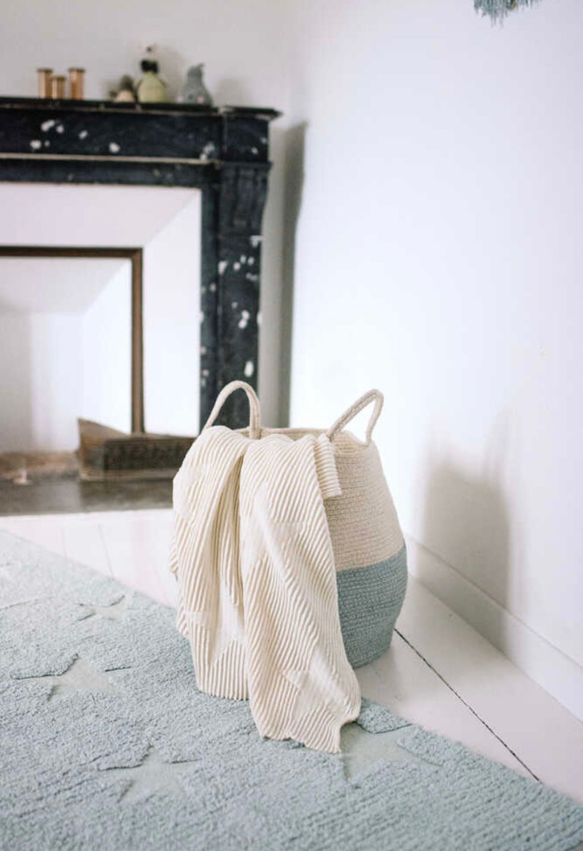 Korb Zoco von Lorena Canals, vintage blue