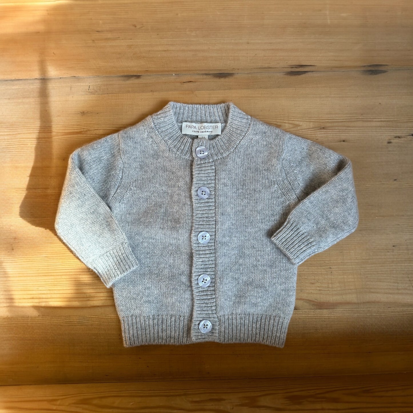 Strickjacke „Nicki“ von Papa Lobster, 0-36 Monate aus 100% Kaschmir, Farbe: light grey Melange