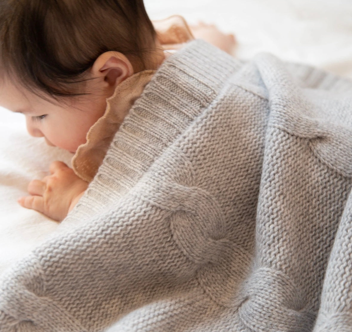 Babydecke mit Zopfmuster von Papa Lobster aus 100% Kaschmir, Farbe: light grey melange