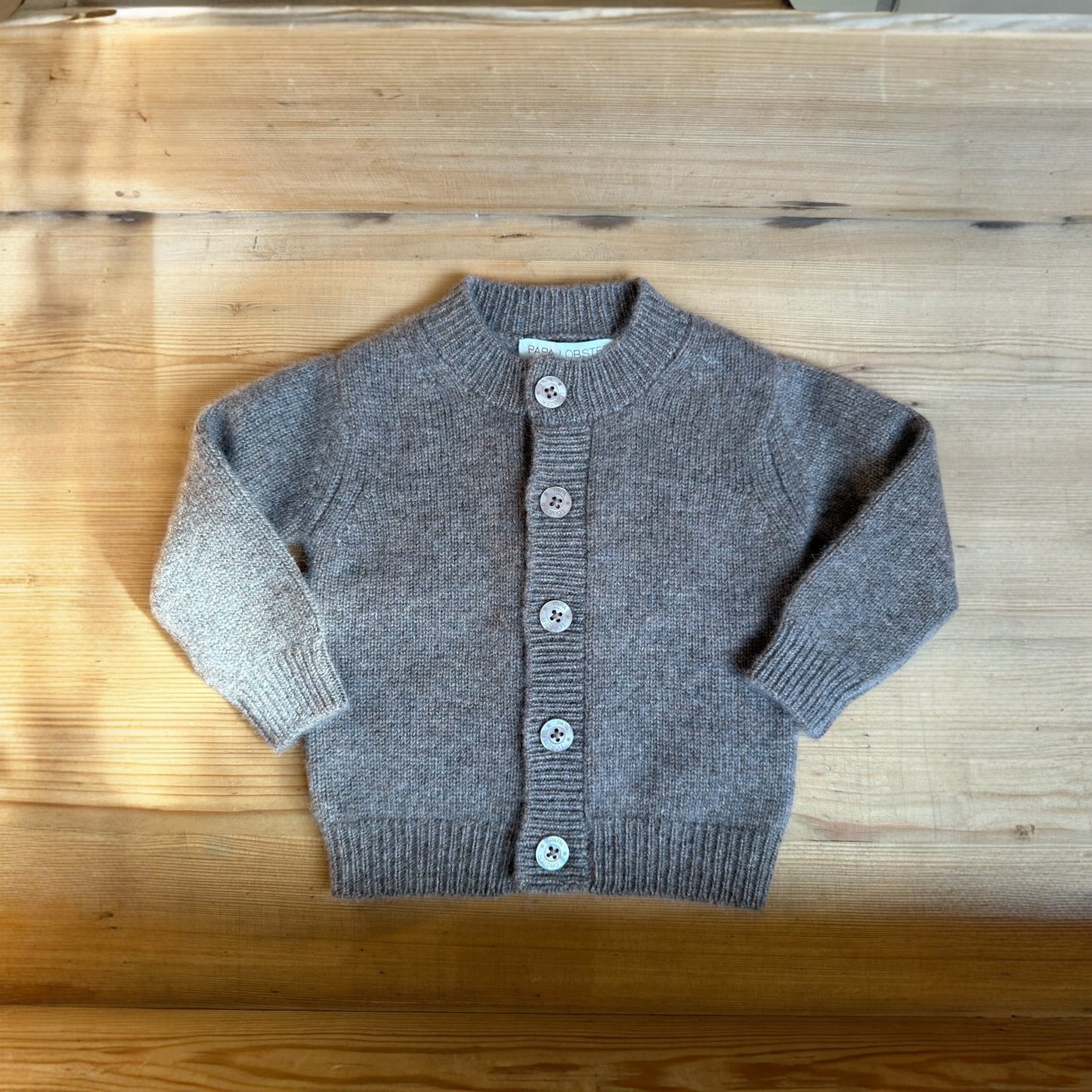 Strickjacke „Nicki“ von Papa Lobster, 0-36 Monate aus 100% Kaschmir, Farbe: chocolate