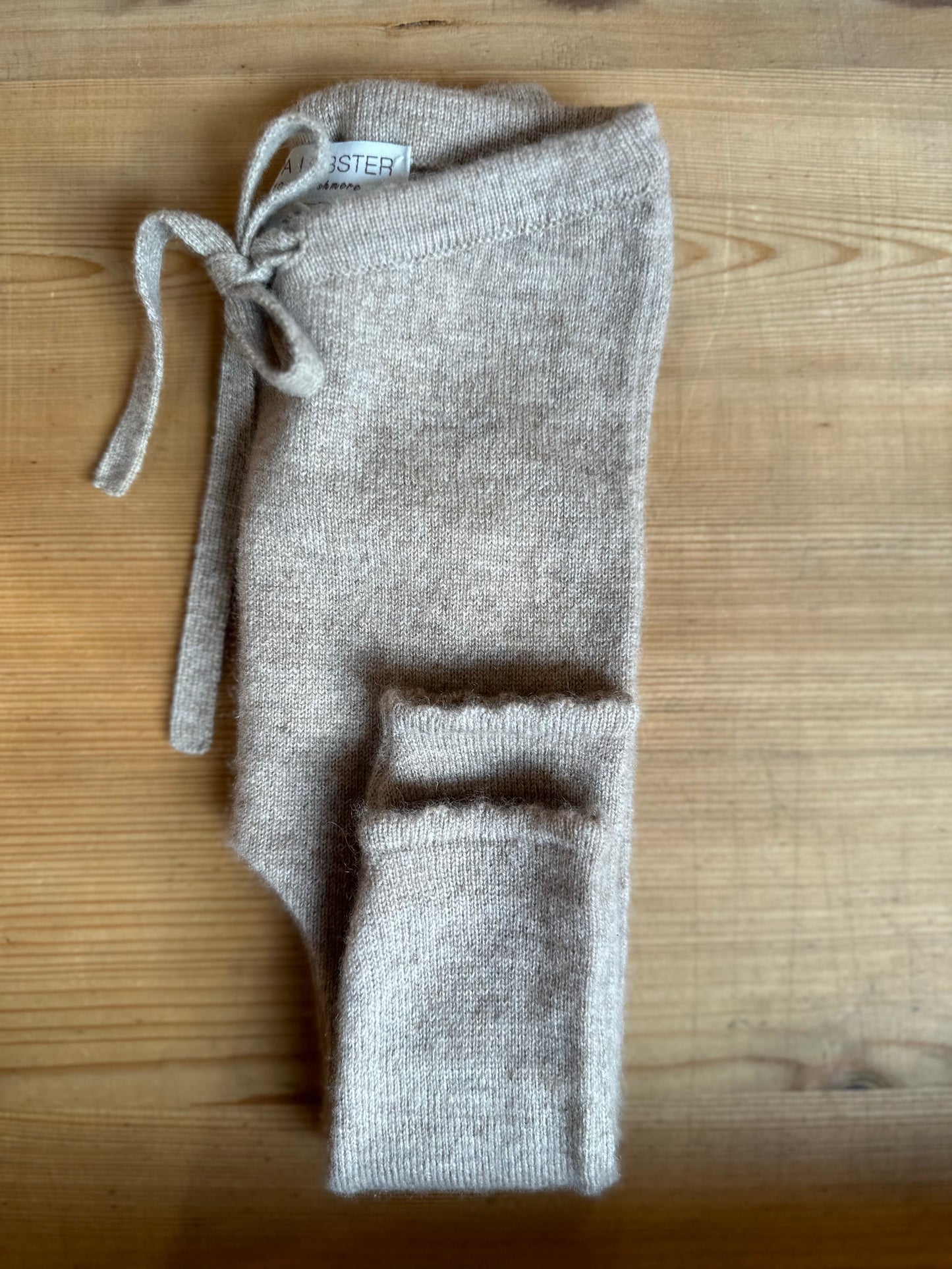 Hose „Neva“ von Papa Lobster, 0-12 Monate aus 100% Kaschmir, Farbe: beige melange