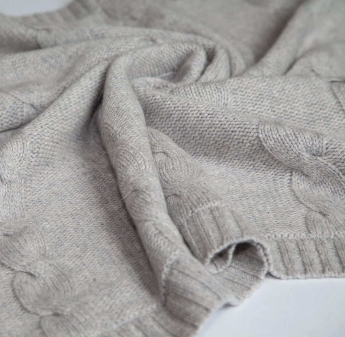 Babydecke mit Zopfmuster von Papa Lobster aus 100% Kaschmir, Farbe: light grey melange