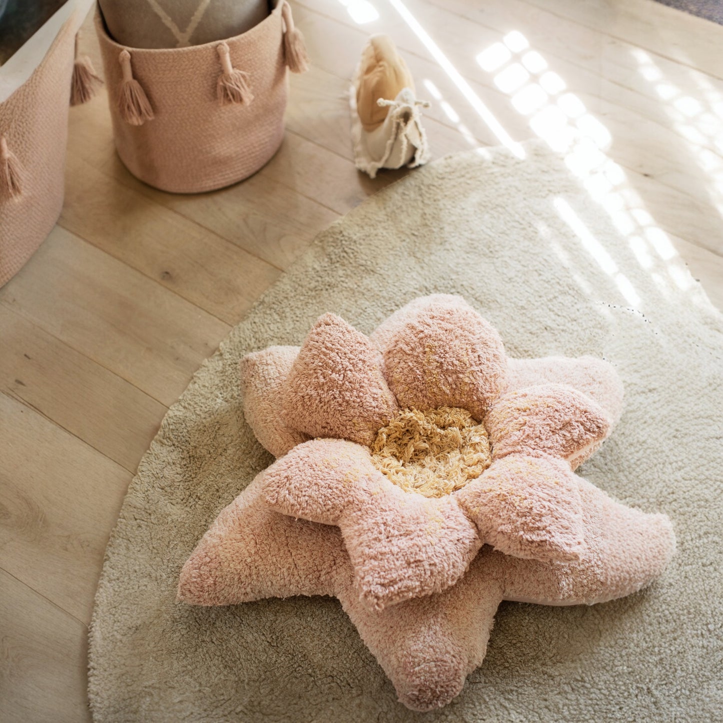 Waschbarer Teppich Lillie mit Kissen von Lorena Canals