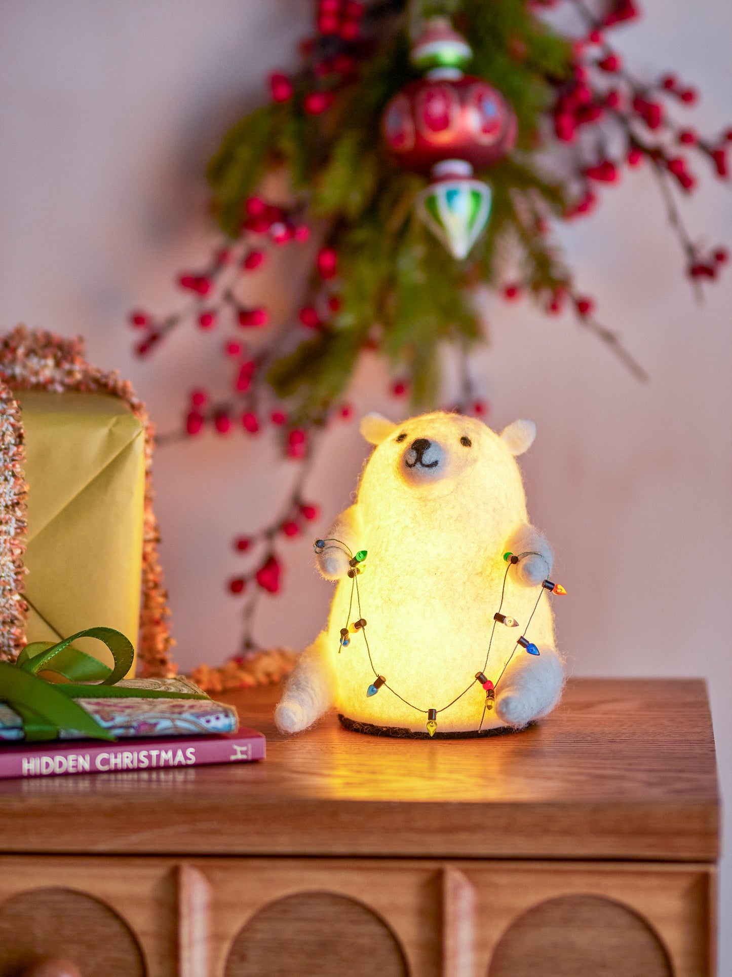 Gefilzter Polarbär mit Lichterkette von Bloomingville
