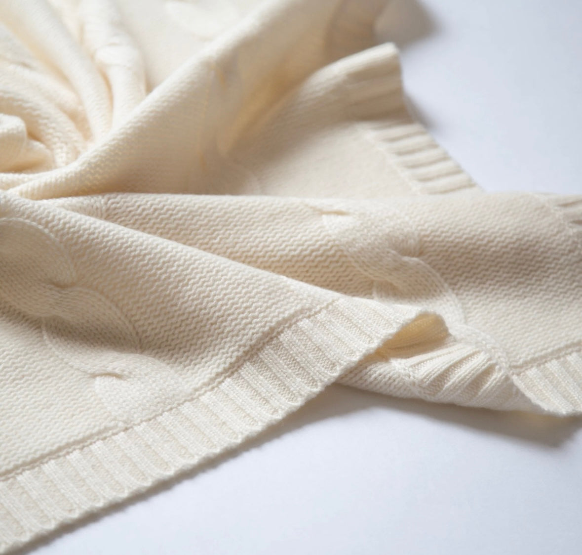 Babydecke von Papa Lobster mit Zopfmuster aus 100% Kaschmir, Farbe: off white