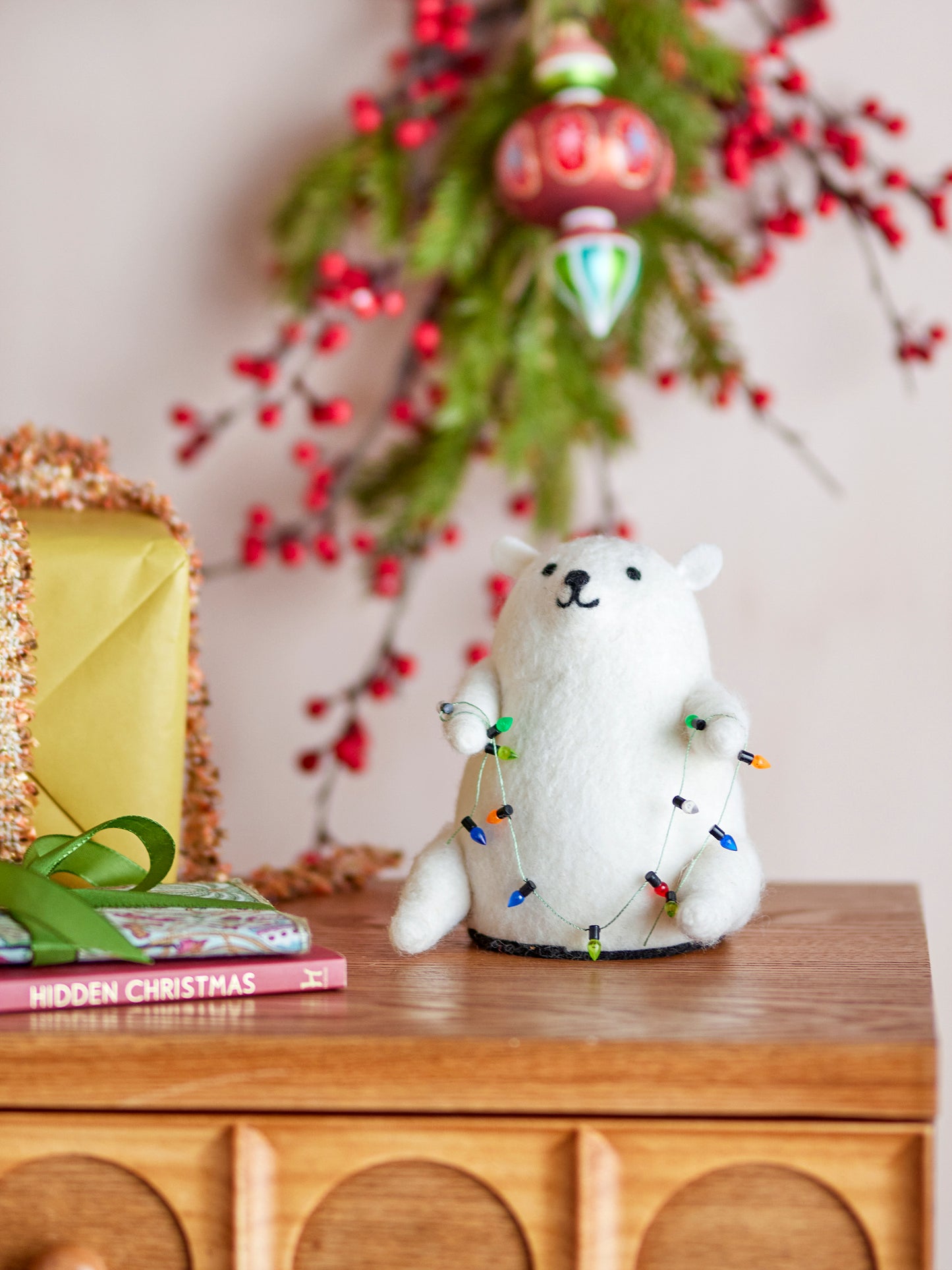 Gefilzter Polarbär mit Lichterkette von Bloomingville