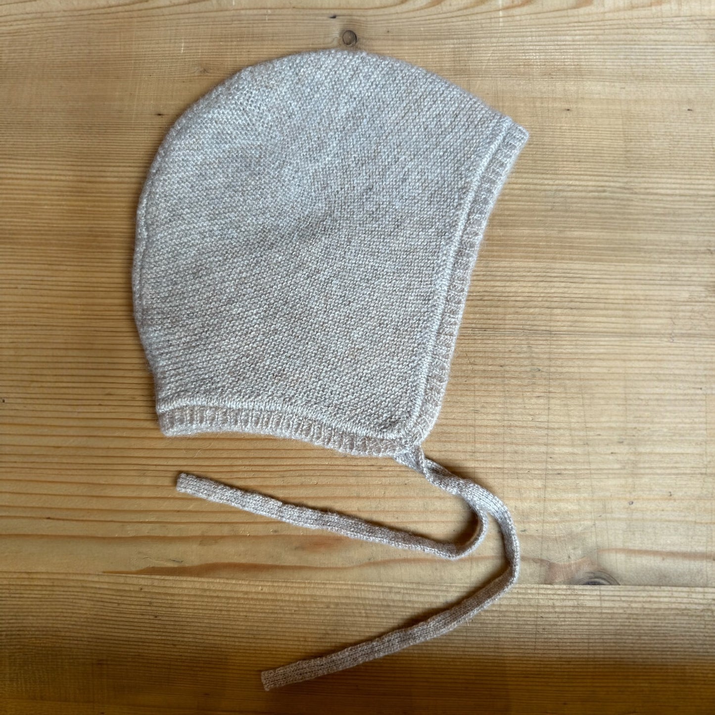Mütze „Jojo“ von Papa Lobster, 0-12 Monate aus 100% Kaschmir, Farbe: beige melange