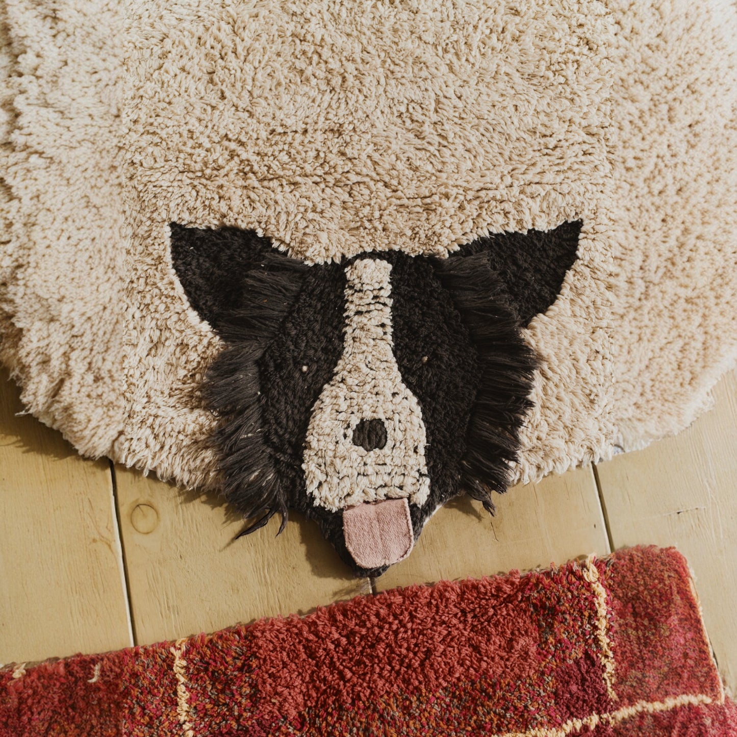Waschbarer Teppich Dogs von Lorena Canals