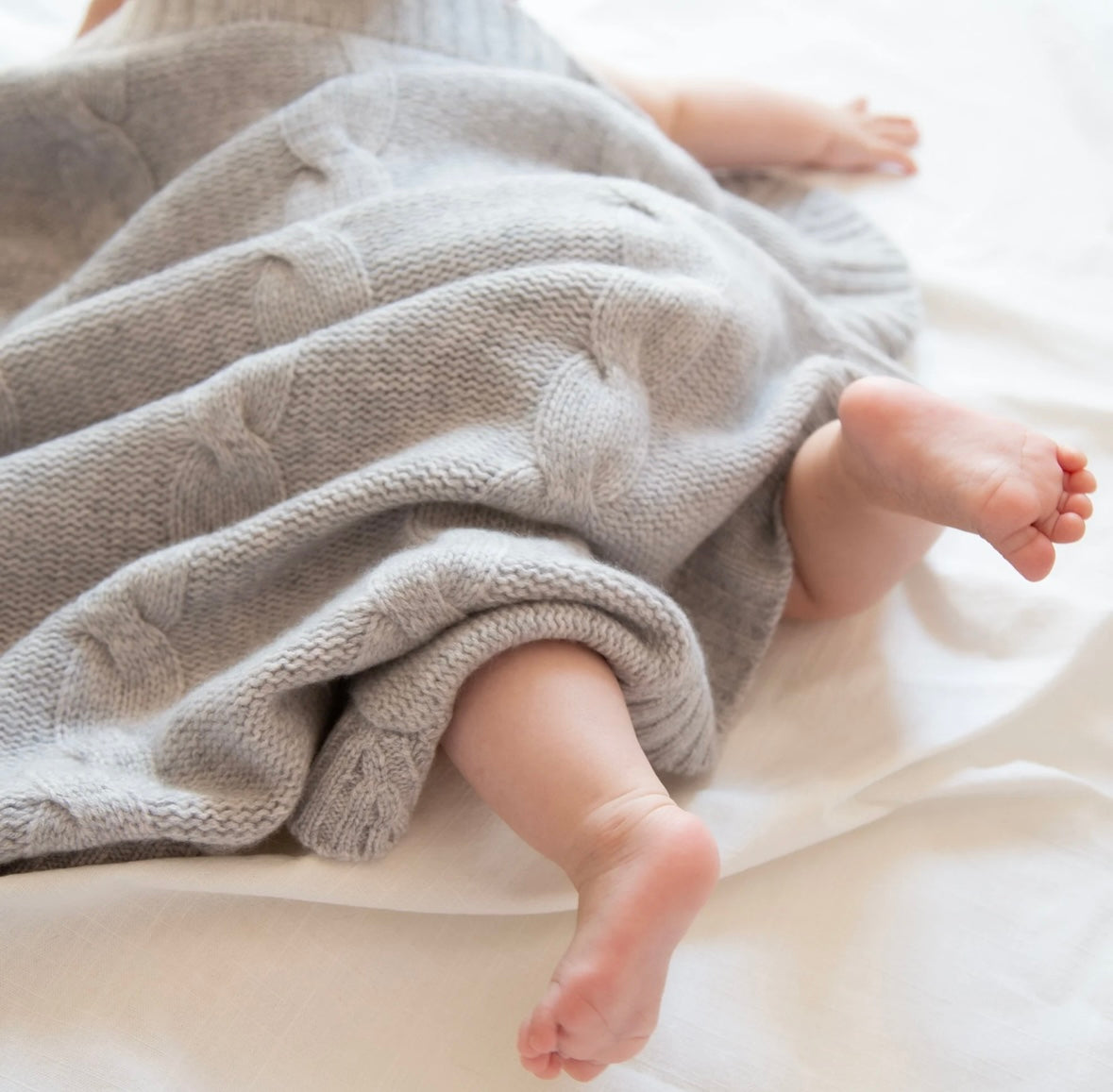 Babydecke mit Zopfmuster von Papa Lobster aus 100% Kaschmir, Farbe: light grey melange
